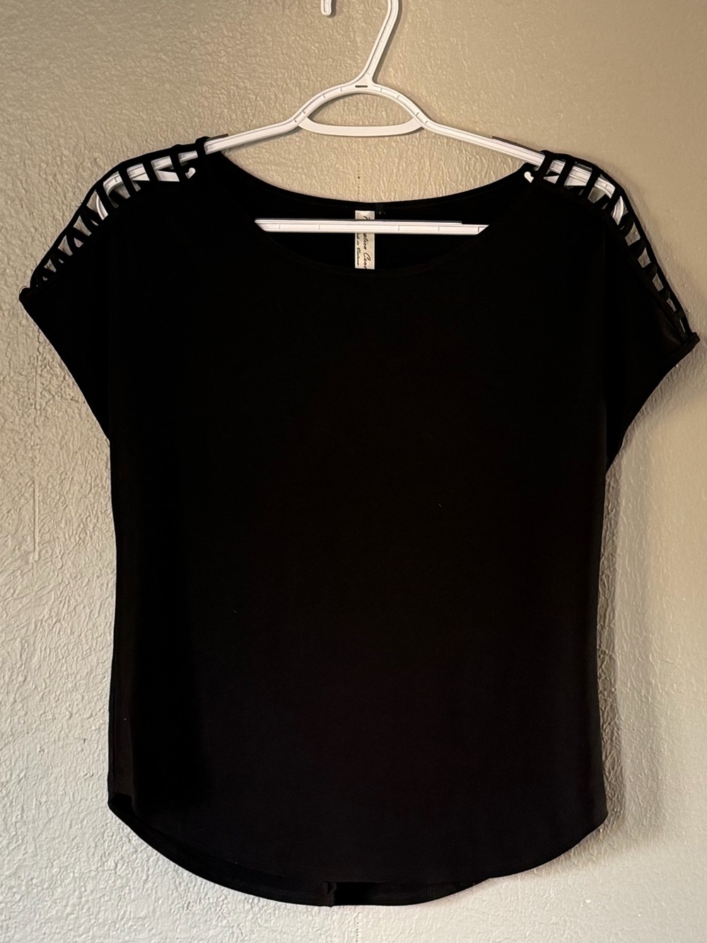 PerSeption Concept Boutique Cold Shoulder Shirt Woman’s Size Small